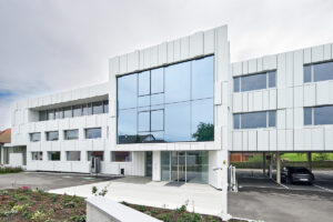 Schmid Baugruppe Dachbau Fassadenverleidung Hinterlueftete Fassade Frifacade Aluminium Verbundplatten Etalbond Gebauedehuelle Modern Weiss